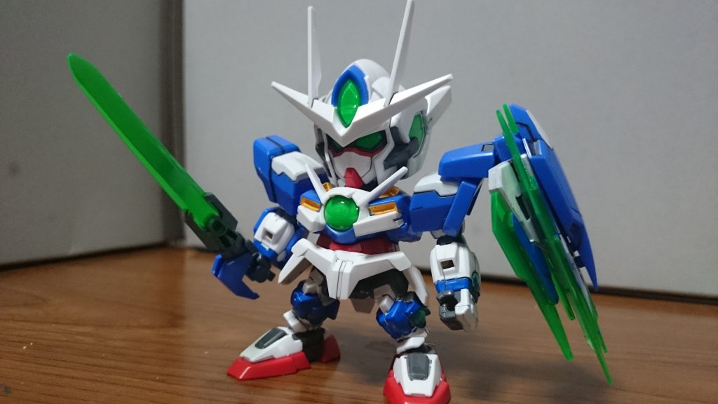 ・ダブルオークアンタこちらもスミ入れと部分塗装っス。塗装箇所は……・ホワイト……胸部コンデンサ&頭部クリアパーツの裏側、肩、手の甲、GNシールドの白い部分・ブルー……GNソードビット、足装甲、後頭部、袖、バスターソード/ライフル用の刀身・イエロー……胸部ダクト、首回りグレー……関節、ツインアイ(黒い部分)、GNソードV刀身根本、その他細々としたところたくさん・メタグリーン……腕・足のコンデンサ、後頭部センサー前腕のコネクタ部分はピンバイスで開口。GNソードVは青いパーツが一部省略されてるっスね。ただバスターソード/ライフルのギミックはHGの物と同様。ソードビットは大小2枚ずつの4枚構成になってるっス