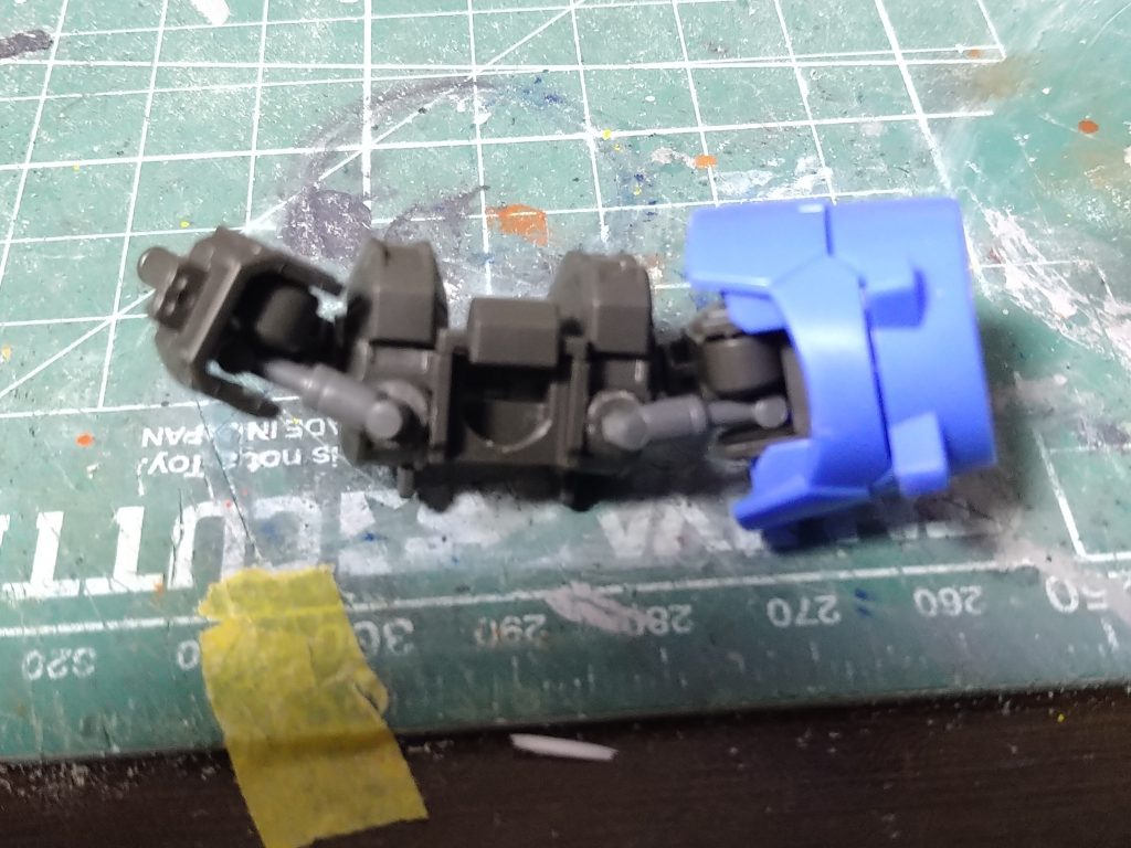 ガンダムフレームにコトブキヤのMSGシリンダーを真鍮ピンで取り付け、シリンダー部品は腕と共に前後に可動する。