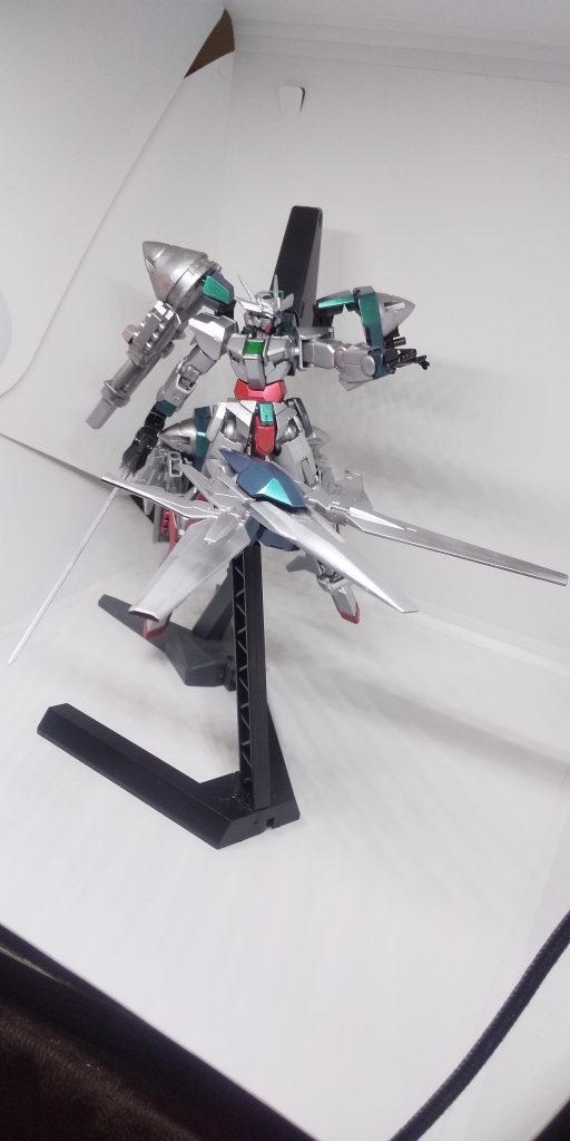 ビットも性能としては良くなってはいるが、粒子を纏うシールドウェポンも兼ねているので、翼部分は巨大化している。