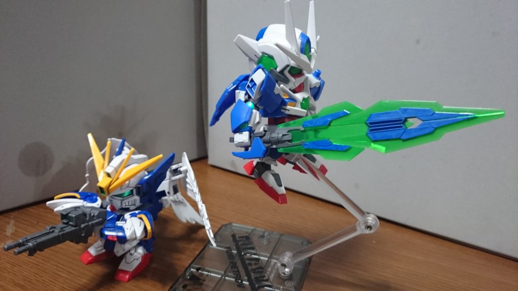 ・ツインバスターライフル連結&クアンタムバースト・GNバスターソードゼロカスは肩を引き出すことで連結させたツインバスターライフルを両手で保持可能っス。もう20年も前のキットなのによく出来てるっスね。クアンタはSDのダブルオーライザー用の粒子貯蔵タンクパーツが付属してるっス。ただし、タンクパーツは白一色だからグレーでの塗装が必要だし、オーライザーの色違いのセンサークリアパーツは付属していないので、再現するなら塗装の必要がありっスでは以下再現ブンドドっス～