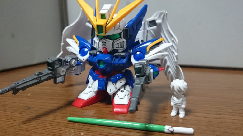 ・ドM企画第3弾・ウイングガンダムゼロ(EW・Gジェネシリーズ)スミ入れと部分塗装っスね。塗装箇所は……・ホワイト……首もと、手の甲・バルバトスブルー……肩の○・グレー……ツインバスターライフル、耳ダクト、バルカンカバー・レッド……股間・イエロー……肩ライン・アイグリーン……ビームサーベル・メタグリーン……頭部センサー(前後・アンテナ)、胸部○、ガントレット(センサー)、ツインバスターライフル(センサー)シールはツインアイのみ使用っス。またヒイロフィギュアは未塗装。前後の最中割りなんスけど、背中にピンバイスで3mmの穴を開けており、お腹内部部分のピンを切除、接着してるっス……しかしこれってスタイルを除けば、後発のSDEXよりも出来良いのでは…？ツインバスターライフルは分離出来るし、色分けもこちらが再現度高いし…