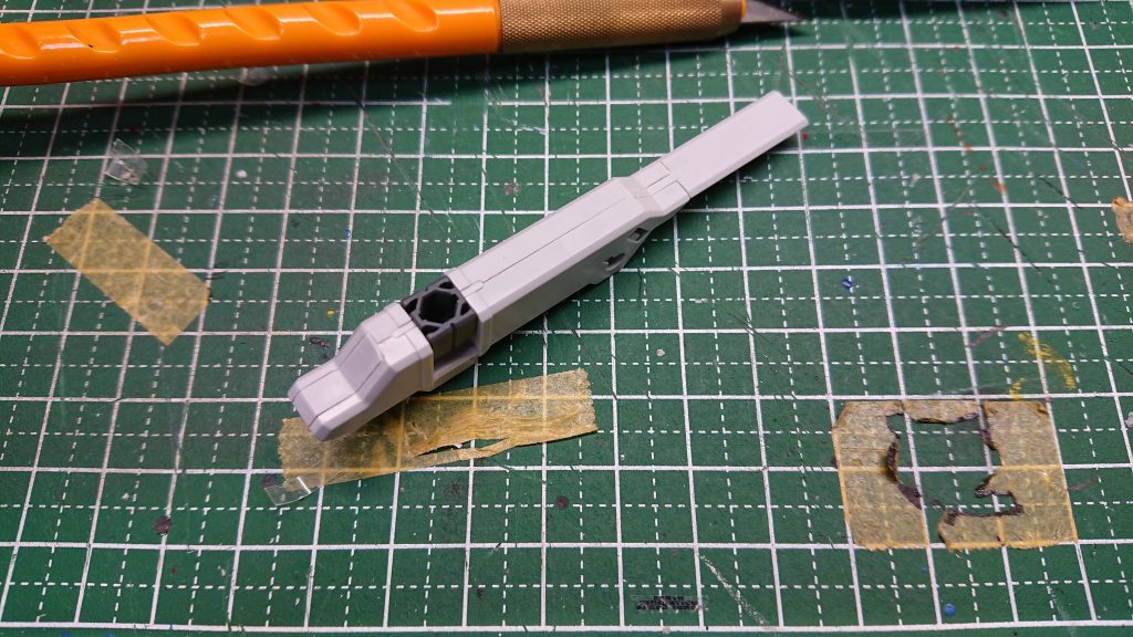 今回合わせ目消しはせず、スジボリ練習を兼ねて、新規モールドを作成しました。