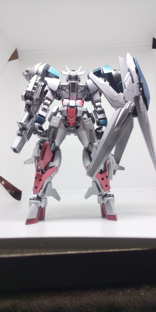 機体名:ガンダム・アルギュロス武装:GNロングソード「モノホシザオ」右肩部ドライヴ直結型大口径GNバズーカ左肩部搭載型GNビット「ソルバルウ」GNミサイル×6ガンダム・フィールウィンドで得られたデータを基に、後継機として製造されたモビルスーツ。