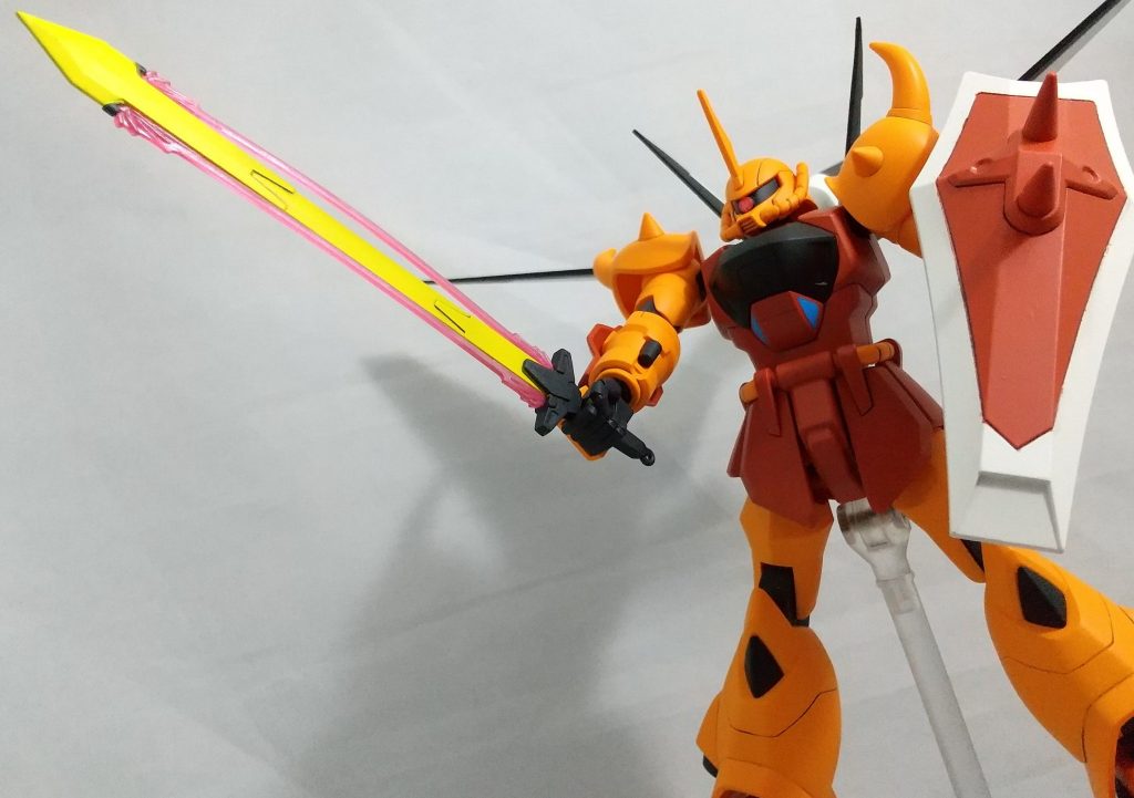 テンペストビームソード。大きすぎないシンプルな武装がいいですね。ただビーム刃のサイズが合ってないのか歪んでますね。直せるのかなこれ。