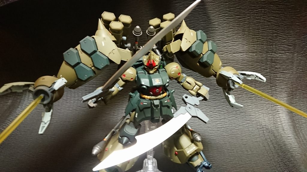 実体剣とビームサーベルで白兵戦もバッチリ☆