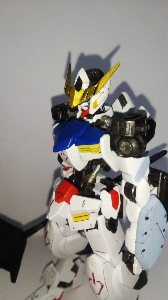 胸部をアップで｡アゴとツノは痛いぐらいに尖らせておきました｡(シャクレじゃない｡)ちなみにツノはゴールドの上からクリアイエローとクリアオレンジを混ぜて筆塗りしています｡無茶ではあるんですが多少のムラを許せばキレイになっているとは思います｡(それでいいのか)フレームは焼鉄色です｡全て水性ホビーカラーを使用しています｡