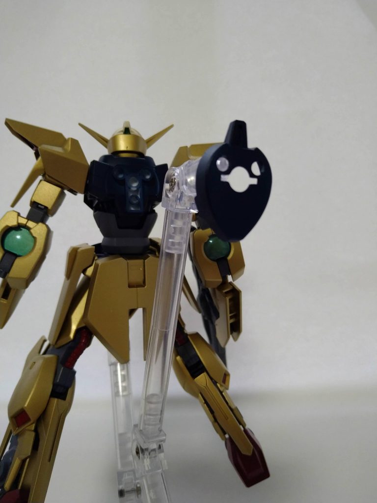 アイズガンダムの背中には秘密があってダボ穴のサイズが最近のユニバーサル企画とほぼ同等なのです!(ホントはちょと外側に穴を広げないといけないケド...)なので太陽炉やらなんやらをつける側を穴とか開けてやると...