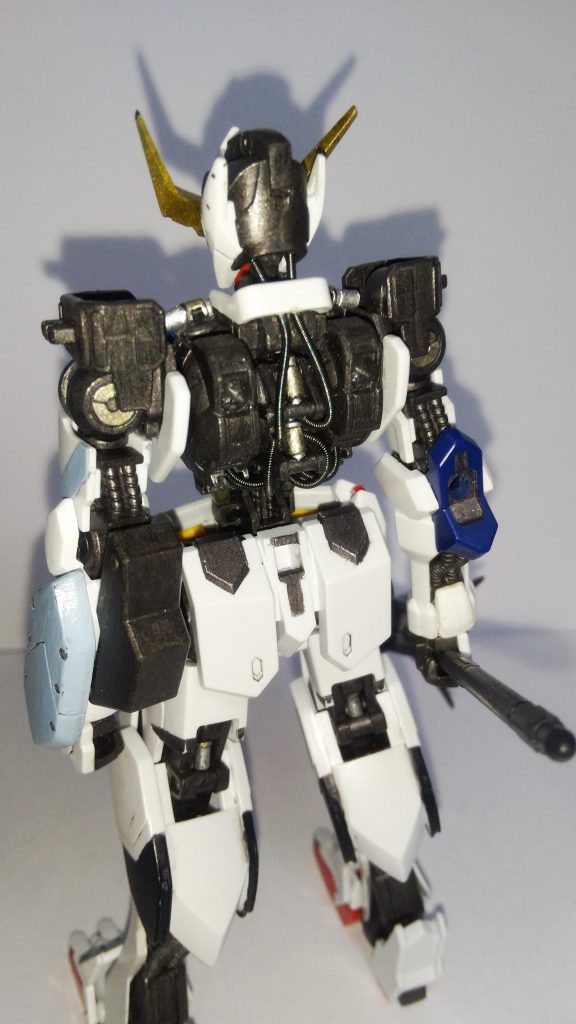 バックパックを外すと頑張ったであろうパイピングがあります｡当時金を貯めて買ったメカニカルワークスを見ながら極力設定に寄せてみました｡