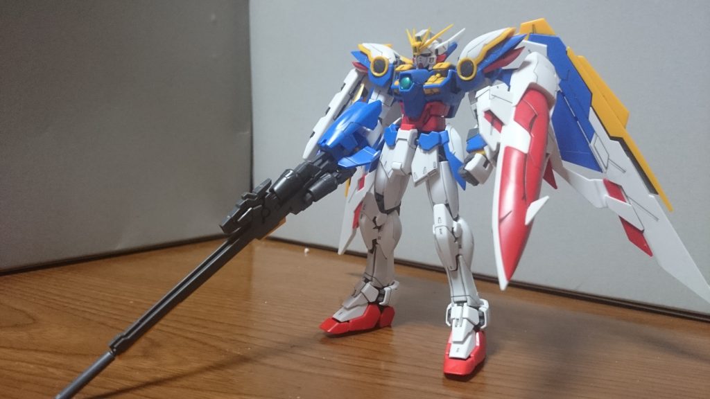 ・ウイングガンダム(EW)アーリータイプってヤツっスね。今回リアリスティックデカールは使用してないっス。SDCSのゼロカス作ったあとにこれつくって改めて思ったんスけど、本体はかなり流用されてるっスね。バックパック除いたらもうガントレットくらいしか差異はないし。ツインアイや頭部の前後センサー、胸の○にガントレットのセンサー、バスターライフルのセンサー類は以前投稿したSDCSゼロカス同様にブルーとグリーンを調色したものを使用。ただ、ゼロカスはメタブルーとメタグリーンを使用したんスけど、今回はメタブルー+ルミナスメタグリーン(7:3)で調色してるっス