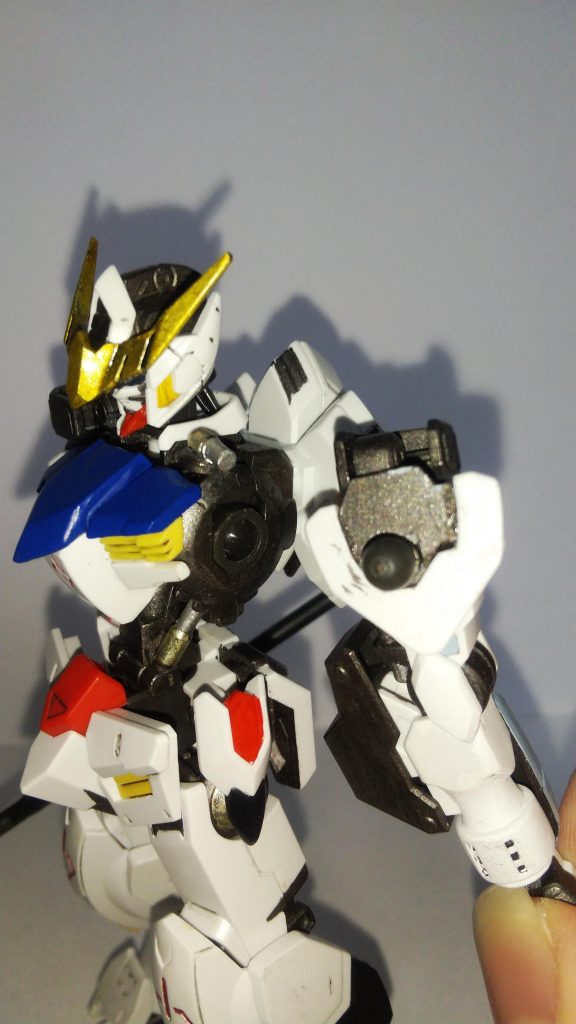 ここれもきっと頑張った胸部装甲の分割｡肩フレームにプラ板を追加して貼り付けてます｡(腕を上げるととてつもなく目立つ)ちなみにメイスの先端部も真鍮線やプラ棒で尖らせているので痛いです｡いつかパイルバンカーの射出状態も作りたいと思いつつ受験が待ってます()