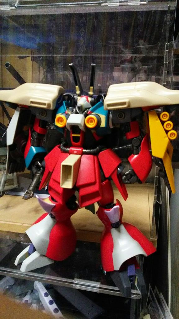 塗装直前。胸部、右袖、左足がギュネイ機に置き換わっており、その辺で改造失敗したのだとわかります。ニコイチだと思い切って改造できるのがメリットですね。