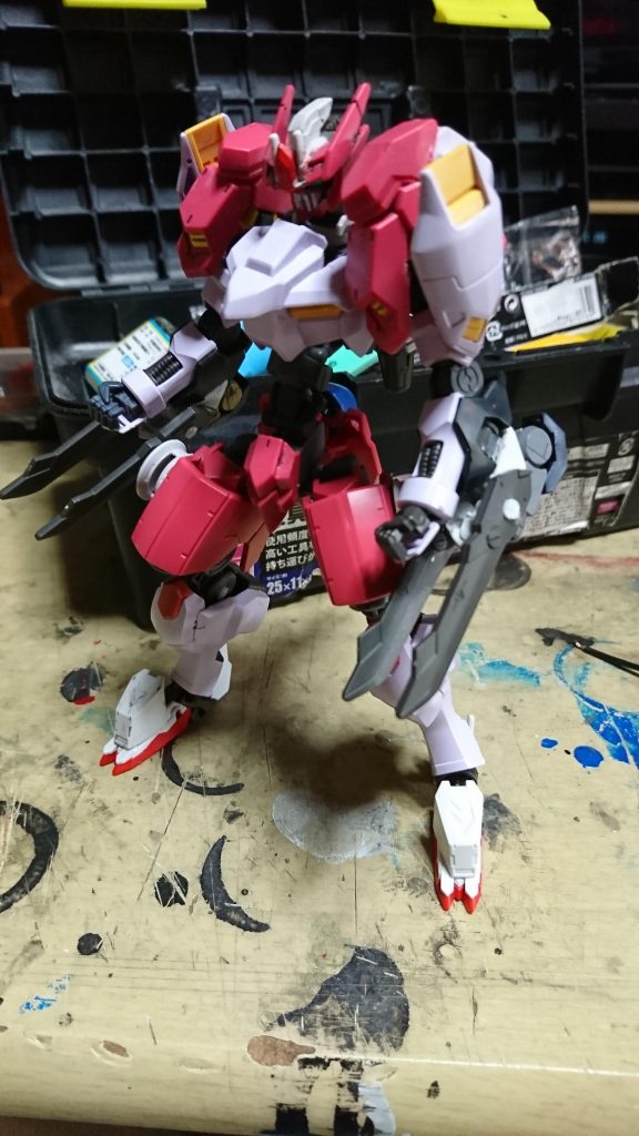 そして試行錯誤のもとクローメインで戦う機体に仕上げてみました逆に背中が寂しかったので何かないか探したところフラウロスのレールガンを背中に持ってきたら「これや!」と閃いてレールガンを付けました機体カラーはフラウロスの説明書を元に調合しました