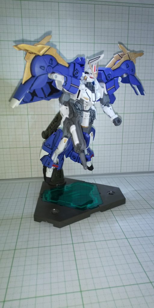 武装は近接モード(ズゴックモード)では腕に集約されたツメ状のソニックブレードとビーム砲の他、ガンダム形態ではビームサーベルが基本装備ですが、ミキシングの際にジェミナスのライフルを作り持たせてみました