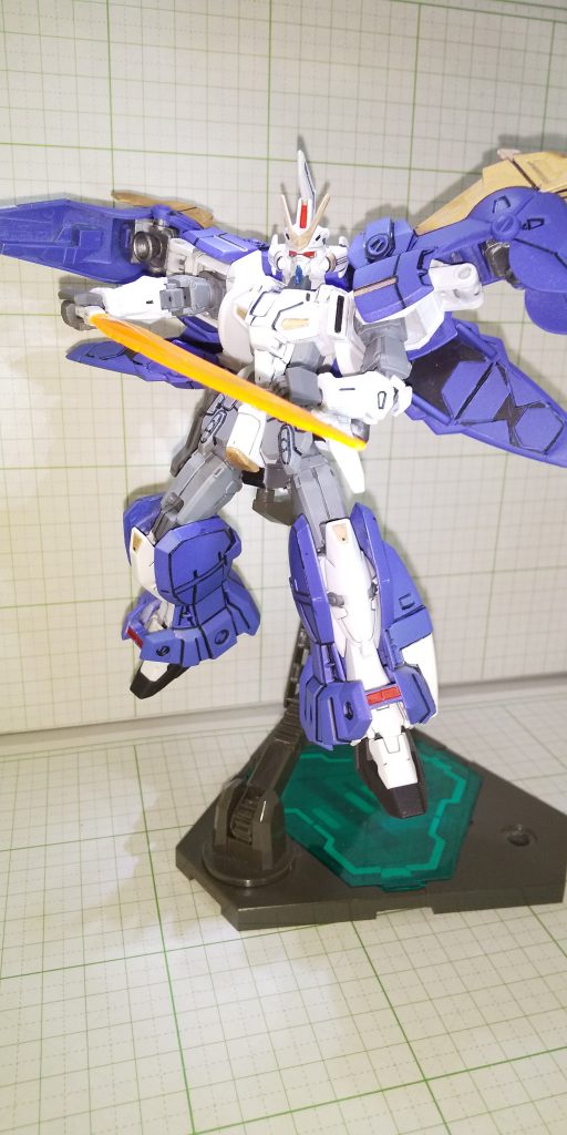 ビームサーベルを構えポーズビームサーベルのエフェクトは旧キットの刃を加工して使用してますオレンジの刃で珍しいビームサーベルだったり、アイカメラも赤色基準で配色も珍しい機体でありました