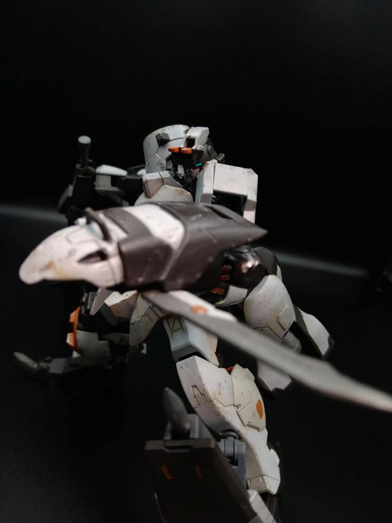 マンロディの頭部と百錬の腰装甲を組み合わせたシールド、マンロディの頭部バルカンはそのまま使用可能