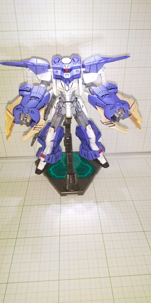 アスクレプオス一番の機体特徴である近接形態への変更は、旧キット同様に頭部パーツを差し替えて行いますデザイナーさんや漫画家ときた洸一先生のインタビューによると、ズゴックガンダムの発想から出来た機体だそうで、地上戦、水中戦を得意とするイメージがありますが、アスクレプオス自体の設定としてジェミナスから改造された際に上半身に追加されたブースター、上半身とバランスをとる脚部の追加装甲兼プロペラントエネルギータンクの装備で宇宙と大気圏内での空中戦への適性も有り戦場を選ばない機体設計でもあるらしいです色々イメージが膨らむ設定で、ここからの改造もしていきたいと思います