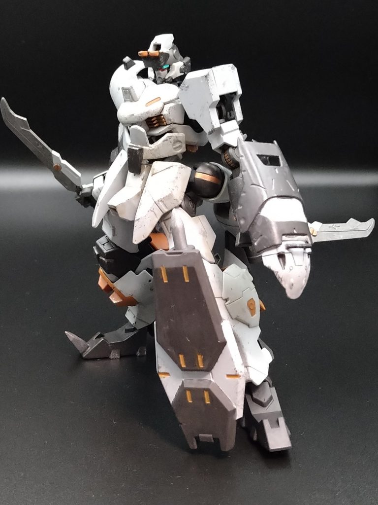 左脚にグレイズのシールドにパイルバンカーを搭載全面装甲の向上と近接戦での補助武器として使用出来るパイルバンカーはいくつあっても良い