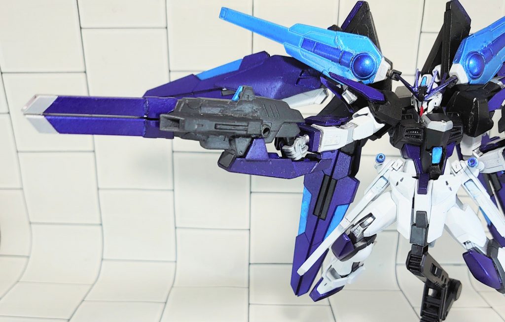 二連装開放バレル型ビームライフル エーレンベルグ この機体の主力武装、中距離での射撃と出力調整により近距離対応のマシンガンモードに切り替え可能。