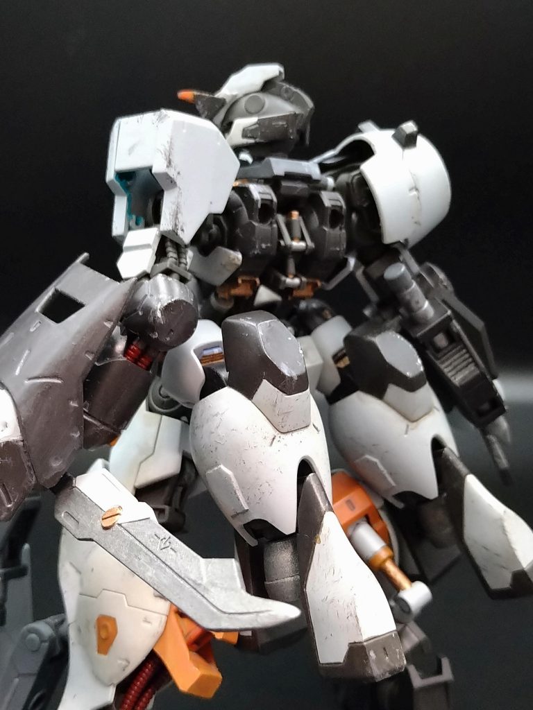 バックショットマンロディの脚ブースターを腰部に取り付け