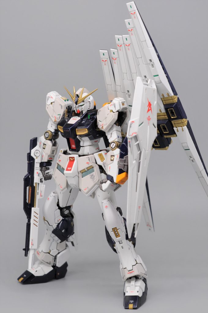 こちらのキットは白の外装が市販品と異なる色合いとのことだったので、白の外装部分は無塗装つや消し仕上げです。代わりに?ネイビーや赤、黄色部分、グレーのフレーム部などをできるだけ塗ってメリハリをつけるよう意識しました。