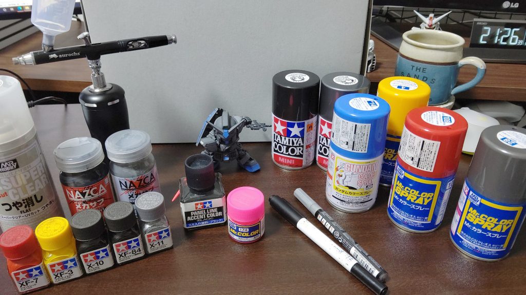 使用した塗料たち。エアブラシとスプレー缶のハイブリッドですね。しばらくはこのパターンになりそう。
