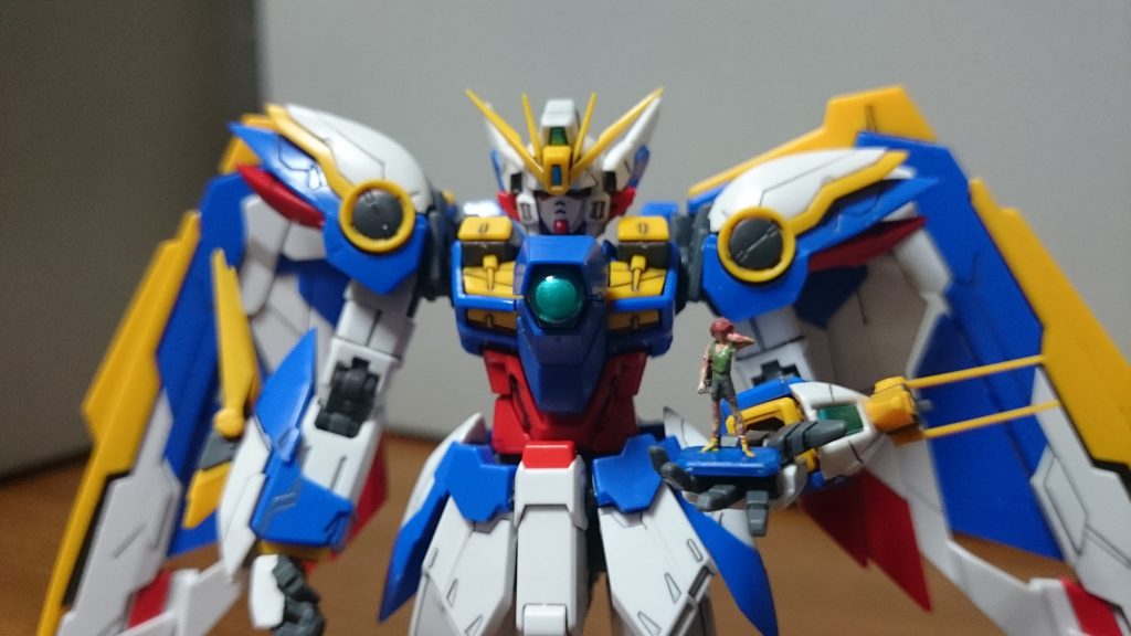 1/144のヒイロ・ユイフィギュアも付属。超細かい、てか小さい。小さすぎて胴と右腕の間が埋まってるレベル。肌の部分はピンクとイエローとホワイトを混ぜ混ぜ。すごく雑っス