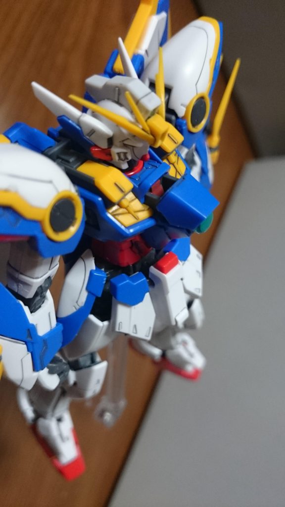 コクピットハッチは開閉可能っス。コクピットのシートを4アーティストマーカーのブラウンで塗装