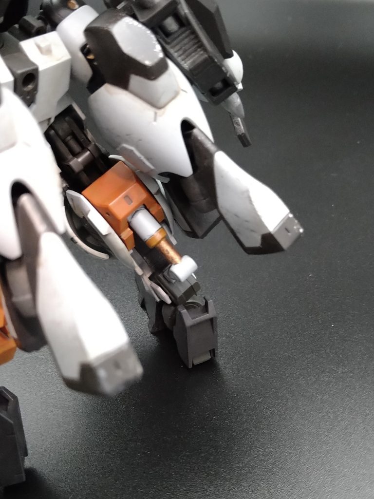 右足のフレームは他作品で使う予定でパイプを切ってしまっていたのでここにもシリンダーでアキレス腱の様な部品にし左右非対称になっている。