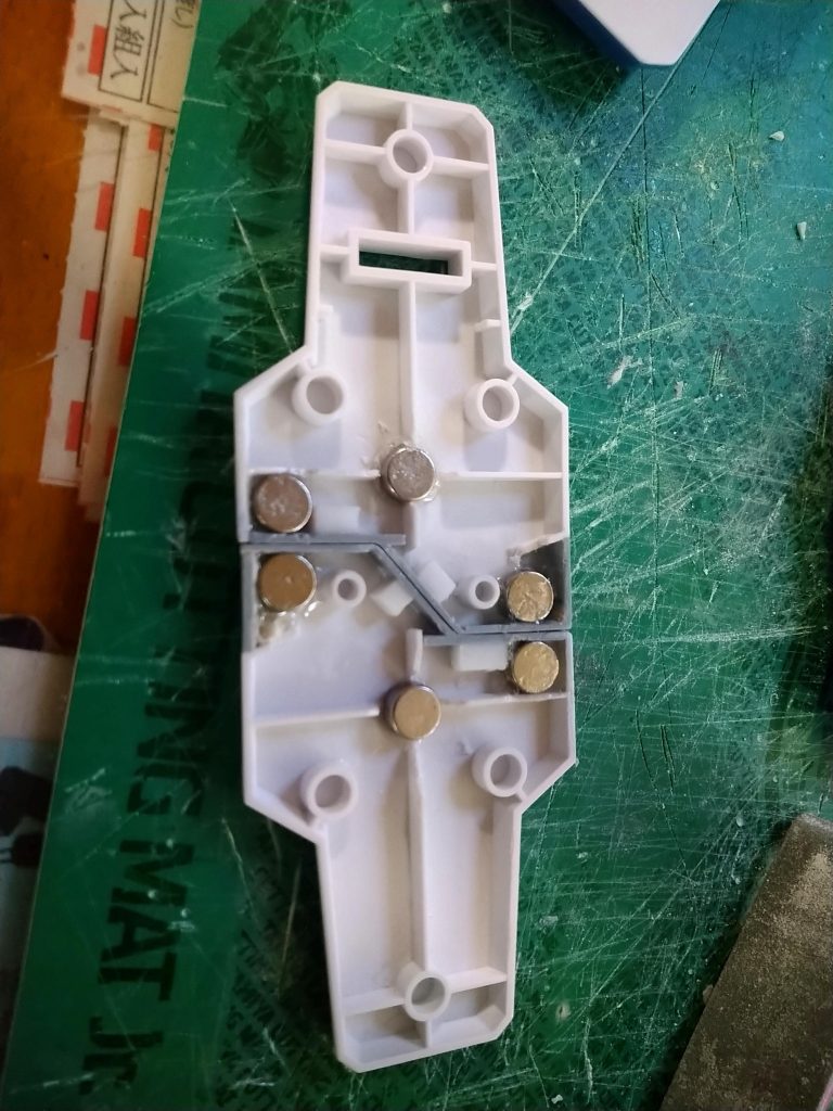 マグネットは、100均で購入したやつを極の向きを合わせて内部に市販の強力接着剤で固定。