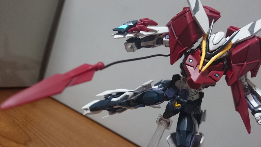 ・トラスティハーケンどこかで見たことあるヤツそのいち。スラッシュハーケン？飛燕爪牙？いえ、トラスティハーケンです。細く短めのリード線が2本付属。肩に嵌めるボールジョイントの穴にリード線を取り付けっス。