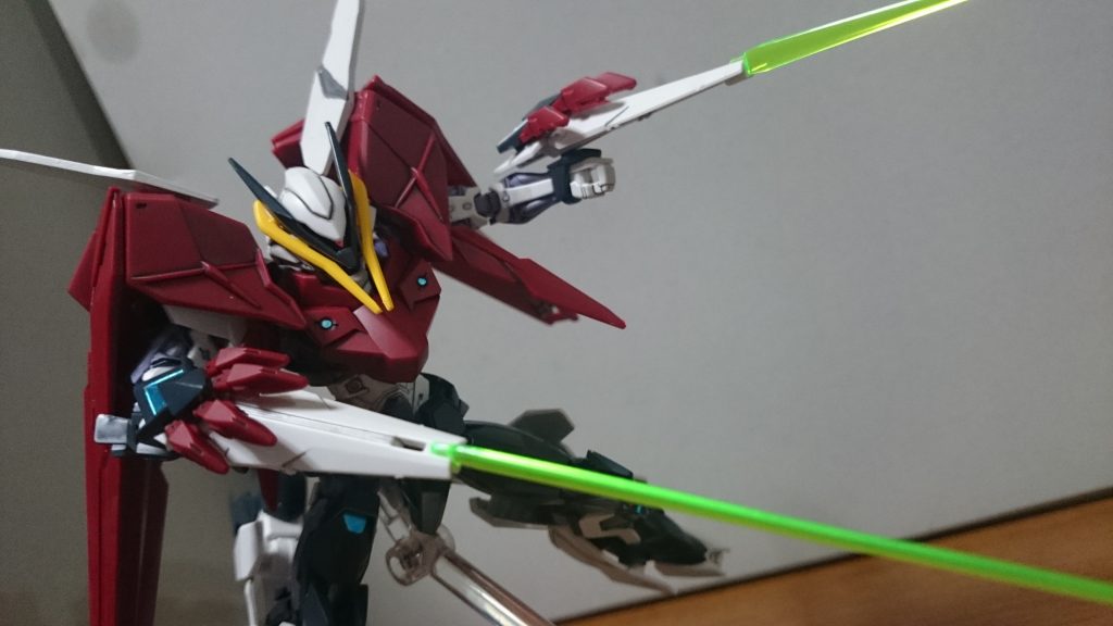 ・ビームサーベル回転させたガントレットの先端にサーベル刃を取り付け出来るっス。エフェクトはヴィートルーやポータントに付属しているものと同様の物で、ブラックライトに反応するっス