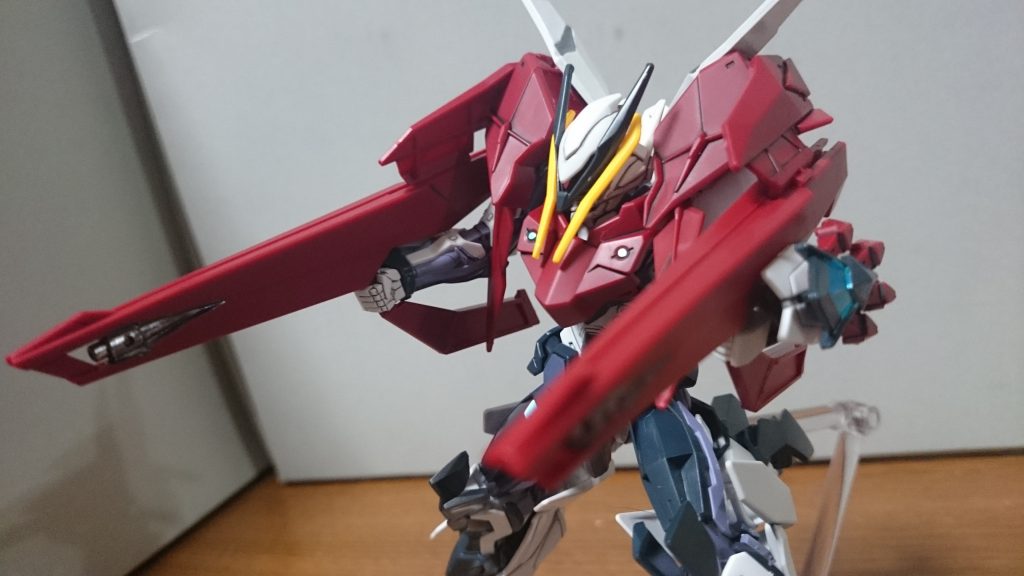 ・ロープバスターライフルグリップを展開させて持たせるっス。肩に接続した状態・外した状態どちらでも持たせられるっス。ちなみに他のガンプラに肩パーツを取り付けられるレベルソの胸部を模したジョイントパーツも付属してるっス。背中の2軸に取り付け出来るっス