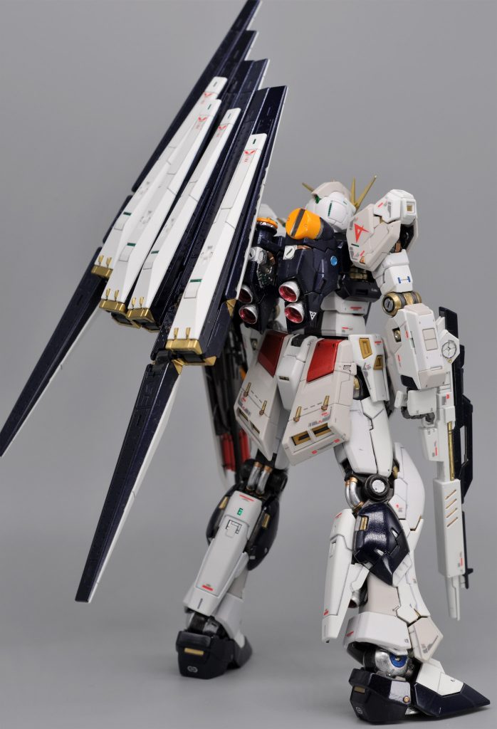 バックショットです。RGのディテールを活かして細部を塗り、情報量を増やそうという意図です。フレーム部は水性の焼鉄色を中心にゴールドやシルバー、ブルーなども使っています。