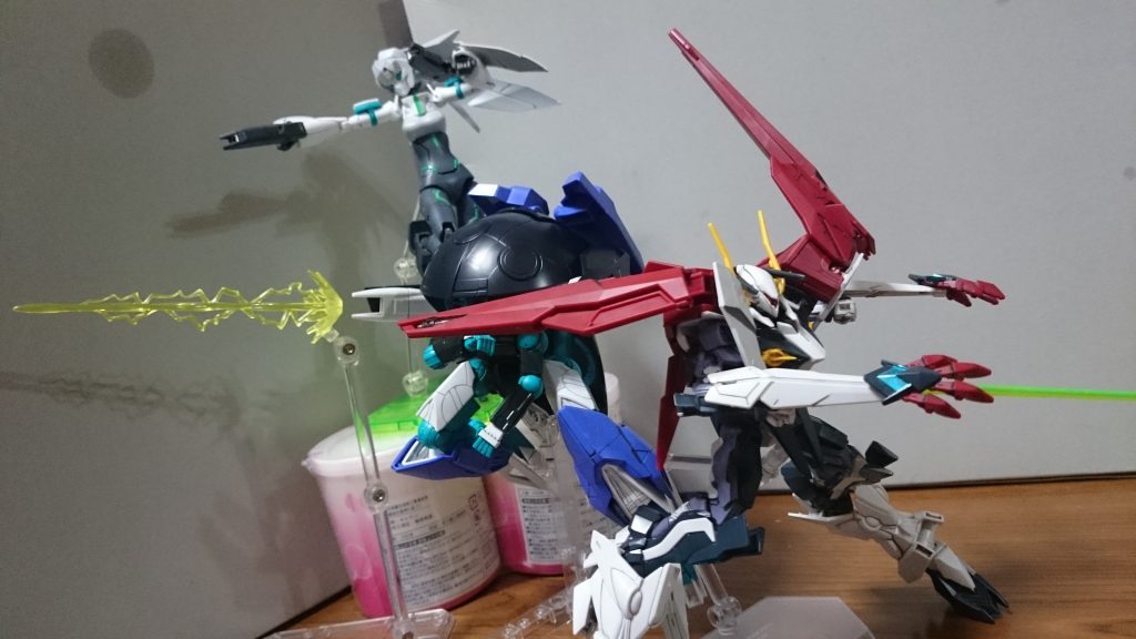 ・ウォドムポッド、メイと一緒にクアドロの下半身のカラーリングがメイぽくもあったんで、発表当初はメイの新機体、という考察もあったのをよく覚えてる、というか自分もそう思ってたっスちなみに画像のようにレベルソでビームサーベルを発振させられるかは不明っス