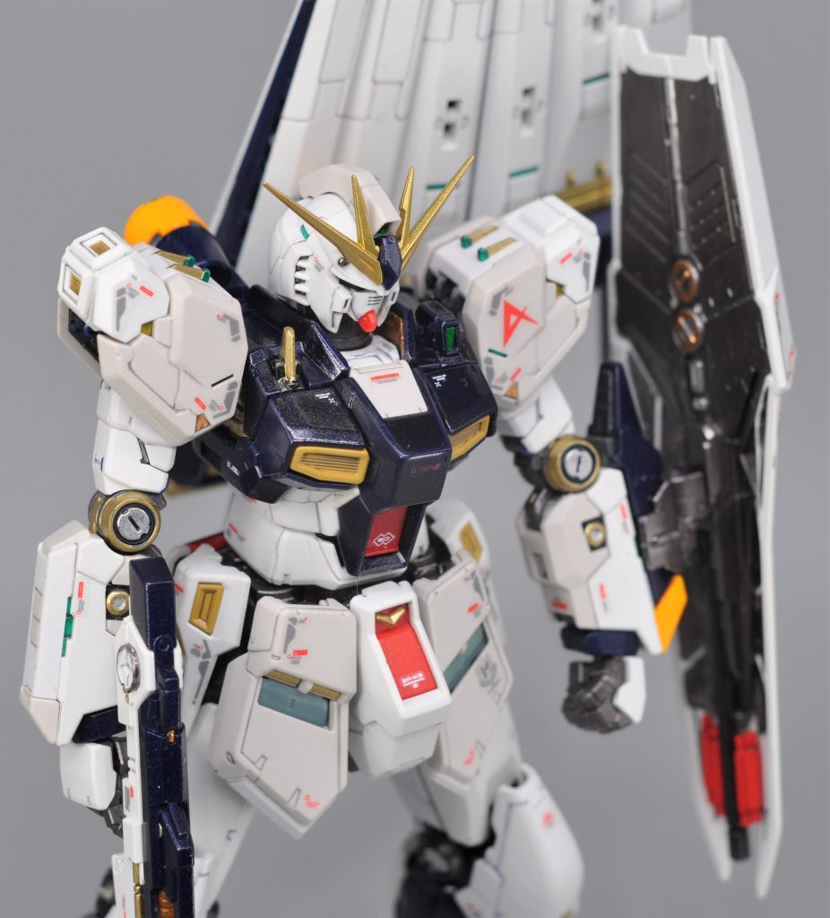 黄色のパーツは場所によってキャメルイエロー、ダークイエロー、ゴールドと色を変えています。ネイビー部はダークメタリックブルー+パールクリヤー、赤はメタリックレッドやイタリアンレッド。