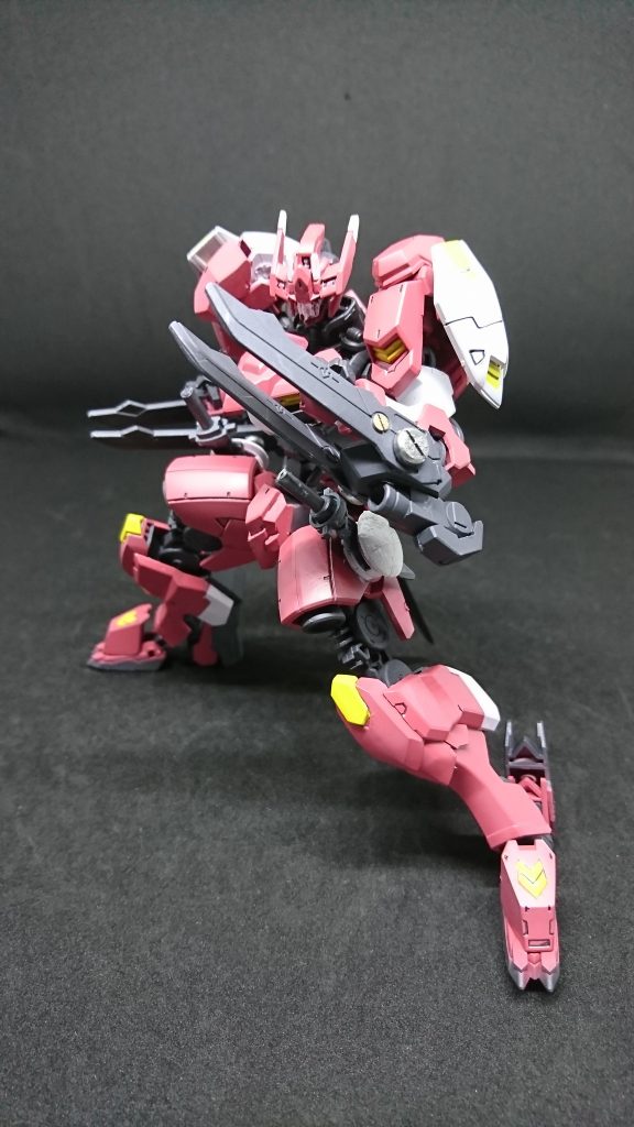 ツインクロー「ウーヴルヘジン」リミッター解除時に使用できる武装機関砲とクローの複合武装で遠近使い分けることができるクローには微弱だがナノラミネート反応が発生しており威力は装甲を引き裂くくらいでフレームまでは切断できない