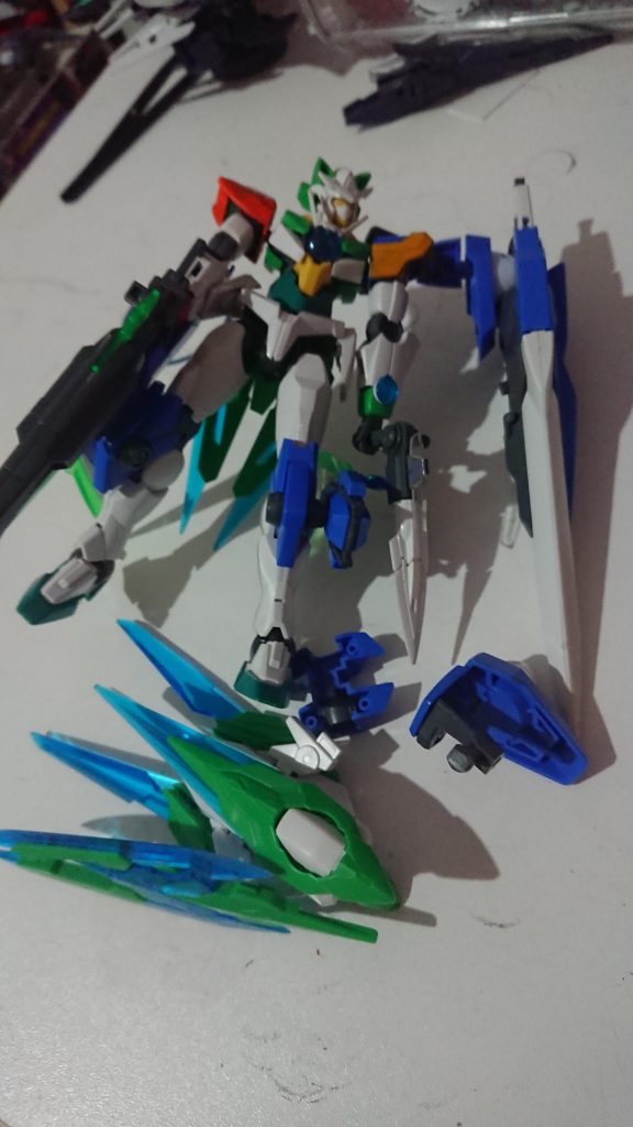 本体の色をどうするかと武装を取り付けるためのバックパックをどうするか悩んでました