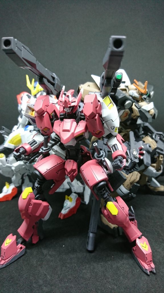 鉄華団の亡霊フェンリス、スコル、ハティをさす異名目撃者達は口をそろえてそう呼んだ未確認のMSとの戦闘を目撃した者によればかつて猛威を震わせた鉄華団がまるで甦ったかのように思えたと語っていた情報は各地に拡散され世間に話題になり都市伝説や陰謀論などの仮説が後を絶たないそうだ戦況監視組織「オウルズ」は傭兵達に「亡霊には気を付けろ」と勧告し随時情報を収集している