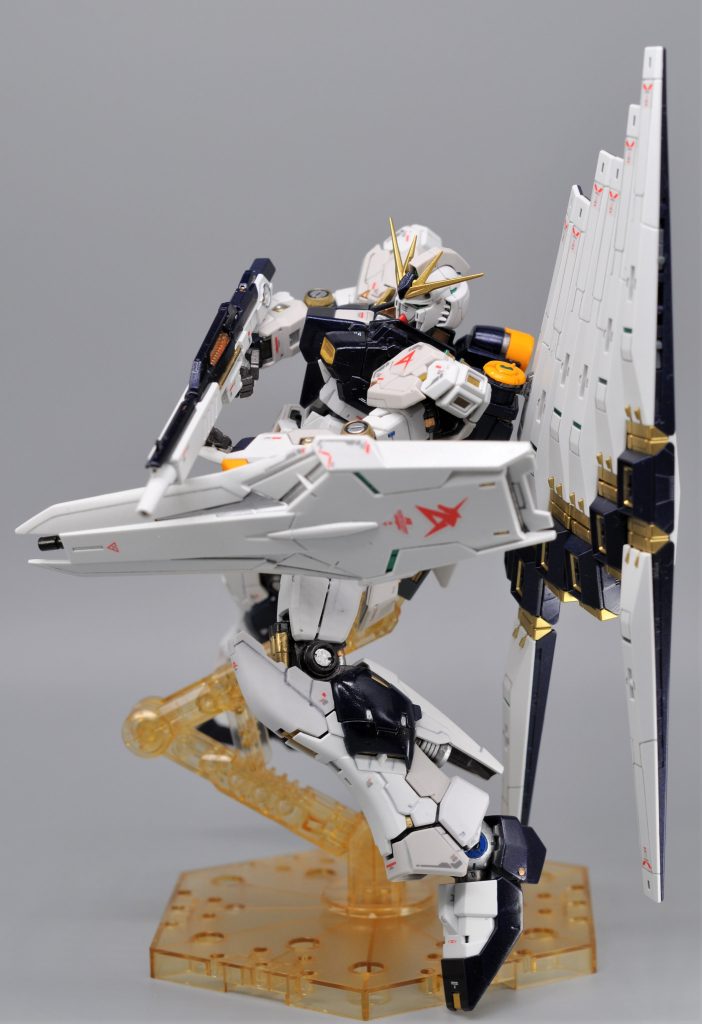 逆シャア後半でやっていた?反り返るような撃ち方で。