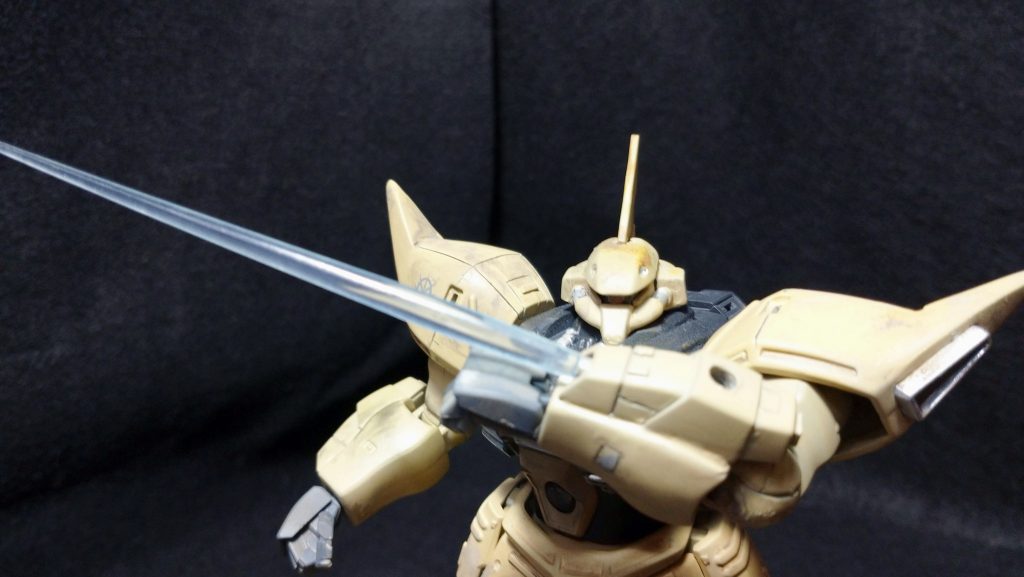 左腕は量産型ゲルググの盾を付けれるようにピンバイスで穴を空けました。ついでにスポットガンの部分の銃口も拡張してサーベルが付けれるようにしました