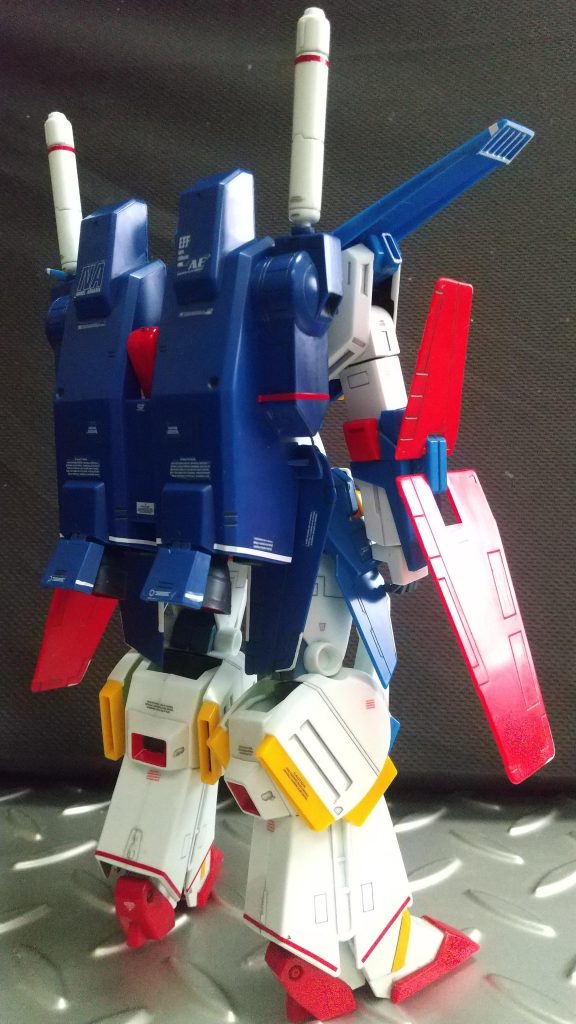 ふくらはぎの中心のスラスターは黄色成形色でちょっと手間がかかりました足首もなんで赤成形色なのよ😢ここが一番の鬼門でしょうか