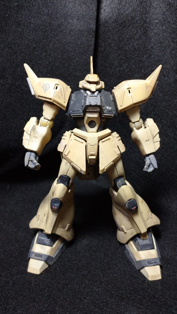 デカールはジオンのやつを貼ってます。これはこのゲルググが0083のガンダム強奪に陰ながら支援していたって設定で製作した為、連邦を欺くためにこのようなカラーになってますメインはMr.カラーのタンと、胴体等はジャーマングレーを使用してます