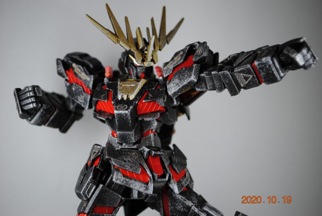 拳を突き出してのポーズ。