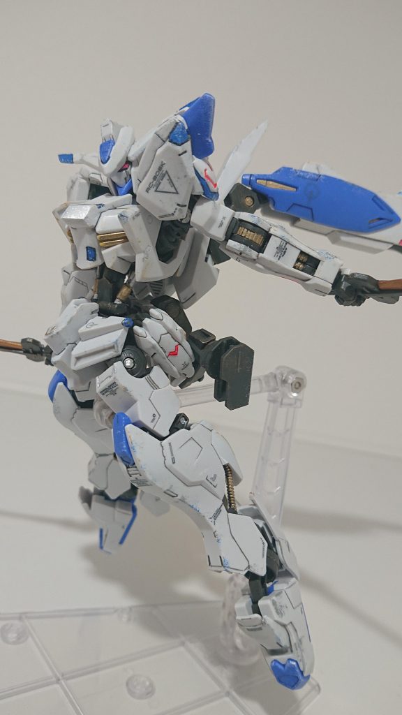 市販のデカール貼って、エナメル塗料で部分塗装してます。