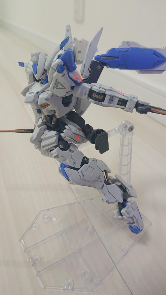 蛍光塗料なので、ブラックライトで光ります。目も塗ったのですが、目立たず…