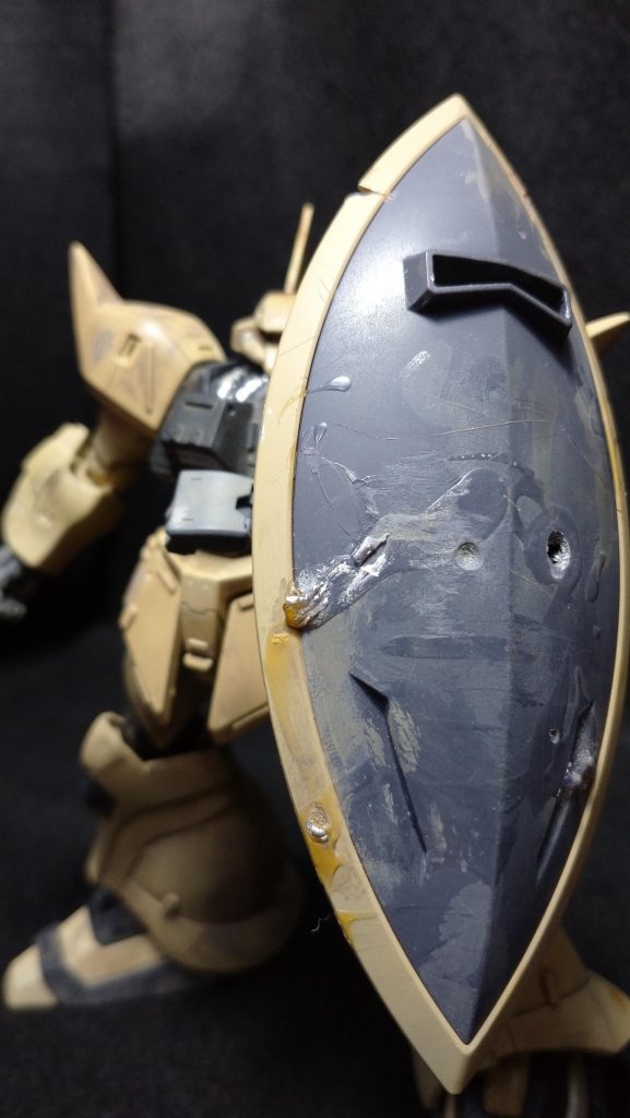 シールドのダメージ表現ですがピンバイスやカッターだけでなくビームによるダメージを見せたいと思ったのでタミヤセメントをシールドにつけて一晩経ったものをやすったり溶けた部分を動かしたりして自分なりに表現してみました。