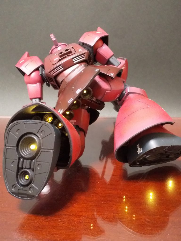 LED配線は稼働域を確保しつつパーツ内で処理しています。外観を損なわず足曲げや腰ひねりができます。