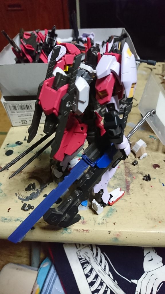 製作課程元のコンセプトはセブンスソード風にするために刀剣をてんこ盛りにしましたしかし頭の中で「なんだか取り回し悪そうだし刀剣は一本でいいのでは?」と思い没にしました