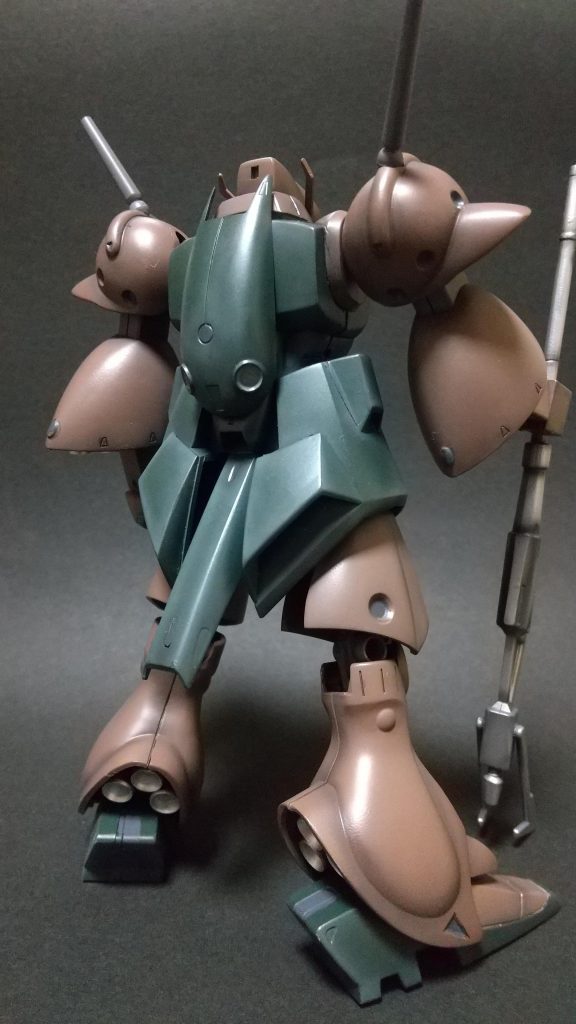 おしりの６連スラスターの片方がどっか飛んでいきました(*つ´･∀･)つ見つかったら付けときます尻尾のくの字の突起は２回折れたので諦めましたwアキレス腱バーニアはFGザクの物を3体分使用してます。ちょうど良い大きさだったので 