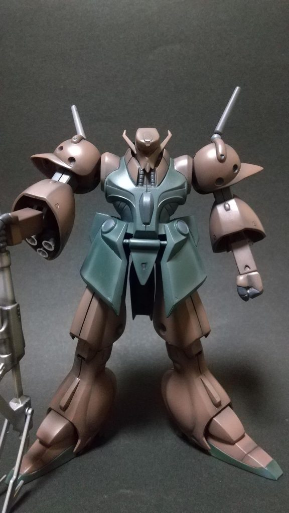 頭部を前0㎜後ろ1㎜幅詰めし、フェイスをプラの肉厚ギリギリまで削り込み肩のメガ砲をHGUCジムのサーベルから一回り大型化股関節の三角形をHGUCガブスレイの残骸から移植股関節はアルミ線、左手エポパテ加工。以上です基本のプロポーションは一切いじってないのにちょっとポイントを突けば十分見られるキットに化けます！肩は２まわり大きくしたかったけどちょうど良い球体が見付からず。HGUCだと異常に大きすぎて却下  